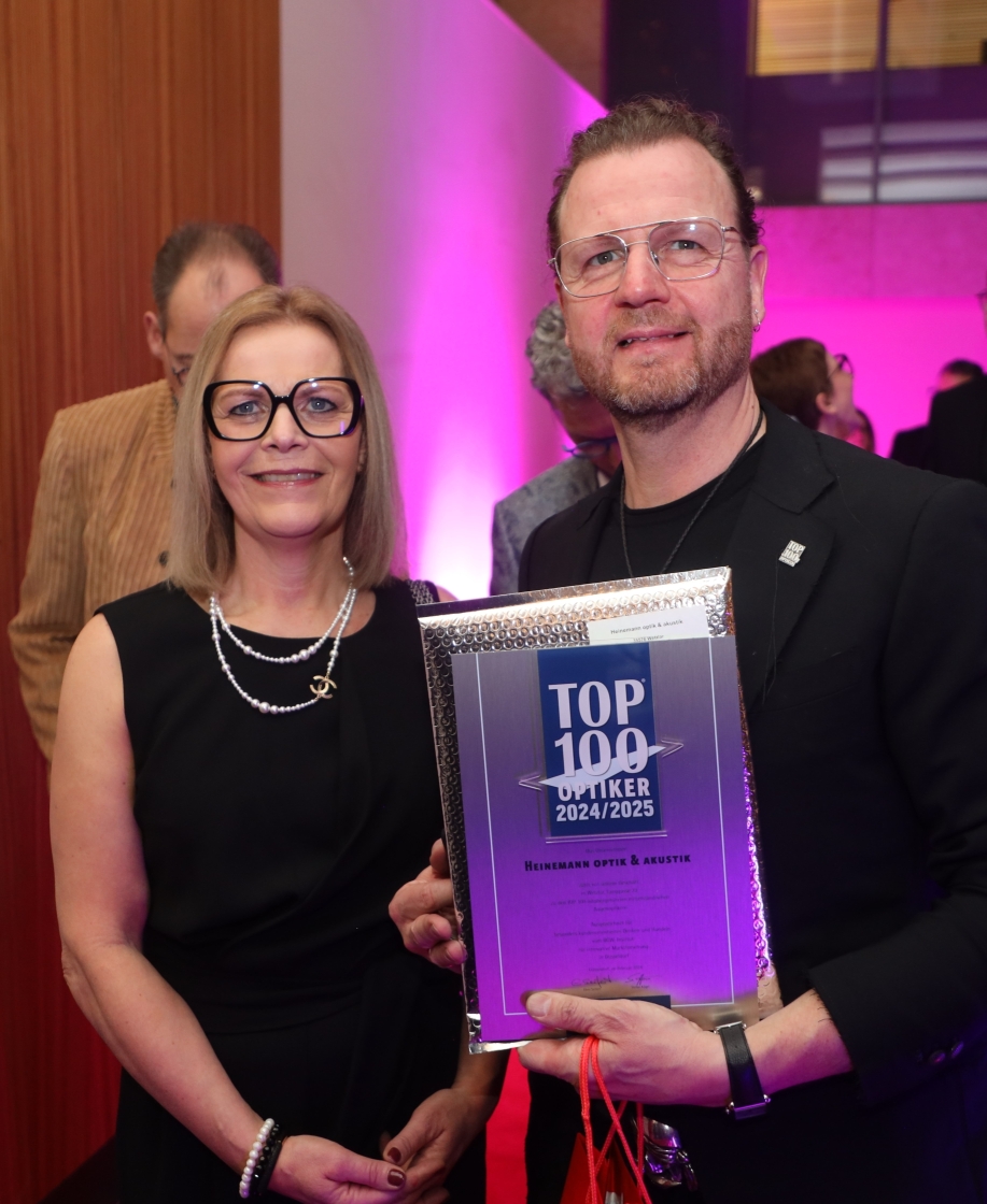 Heinemann-Geschäftsführer Ralf Sandner und seine Frau Anja mit der TOP 100 Optiker-Auszeichnung 2024/2025